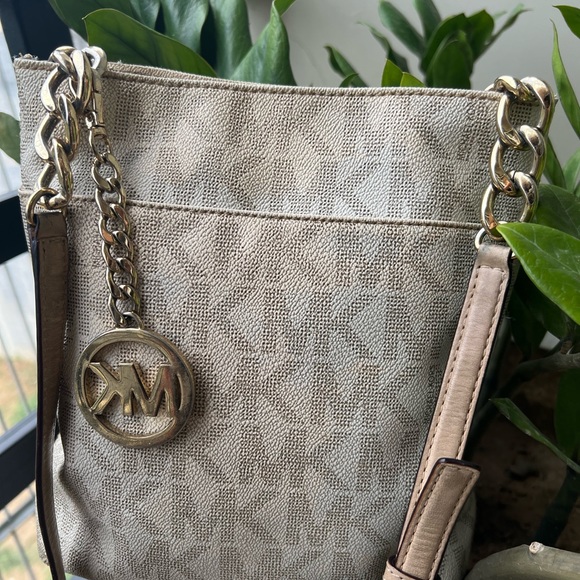 Michael Kors Logo Crossbody sling bag - Picture 5 of 6